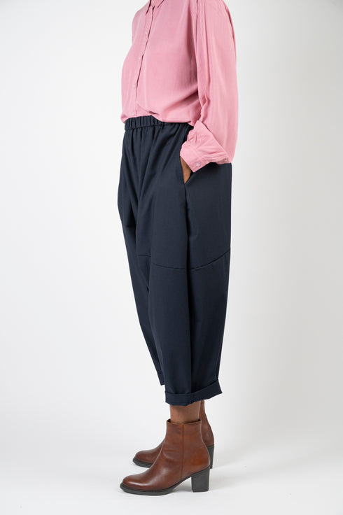 Weite Hose mit tiefem Schritt